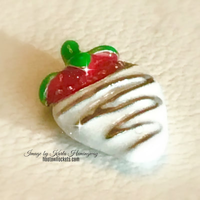 CH1907 Retired and Rare White Chocolate Covered Strawberry Charm. Exclusive O2 Experience Convention Give-Away. Was never offered for sale to the general public.